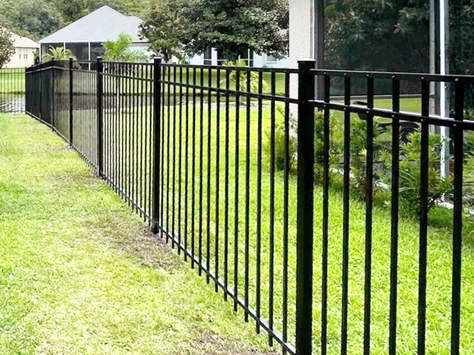 Aluminum fence contractor in Tampa Bay area