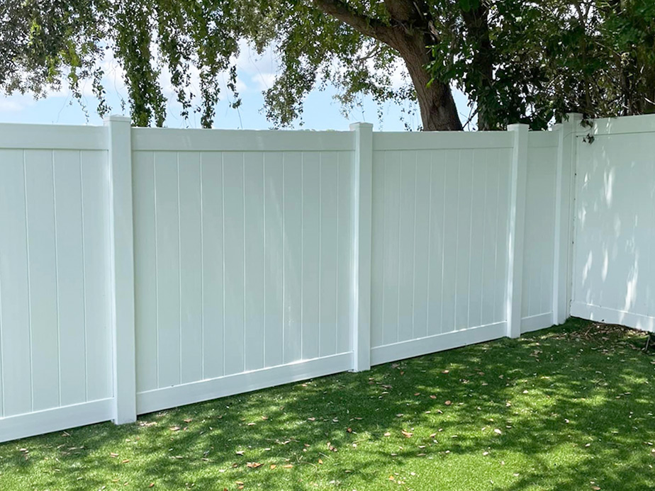 Vinyl fence contractor in Tampa Bay area