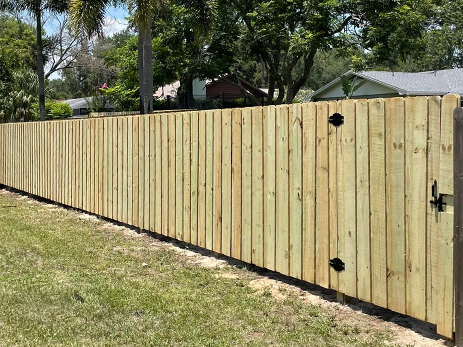 Wood fence contractor in Tampa Bay area